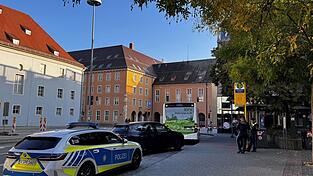 Am Dachauplatz ist am Dienstag eine Person von einem Bus erfasst worden. Am Dachauplatz ist am Dienstag eine Person von einem Bus erfasst worden.