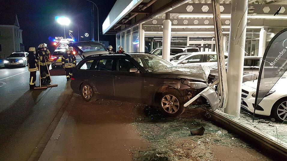 Ein Autofahrer ist in Rottenburg in den Verkaufsraum eines Autohauses gefahren.