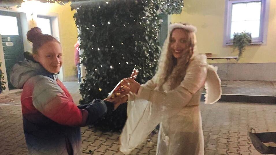 Schnaufalschinda-Christkind Jennifer Holler (r.). Schnaufalschinda-Christkind Jennifer Holler (r.).