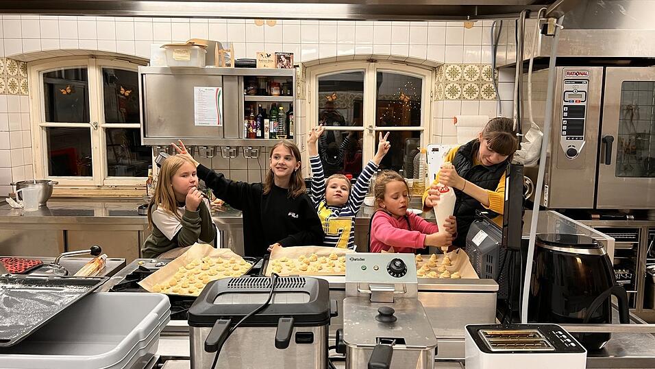 Lena Popov, die zusammen mit ihrem Mann als Herbergseltern fest angestellt ist, bäckt mit den Flüchtlingskindern im Hostello Lam.