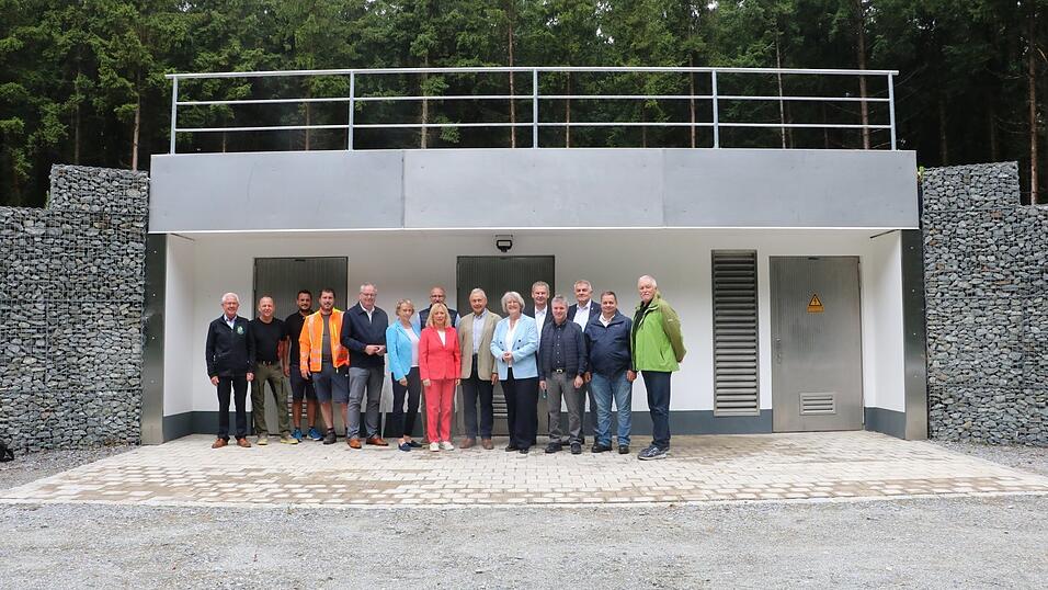 Der Werkausschuss schaute sich kürzlich die neuen Brunnen im Wald zwischen Adlkofen und Kröning an. Der Werkausschuss schaute sich kürzlich die neuen Brunnen im Wald zwischen Adlkofen und Kröning an.