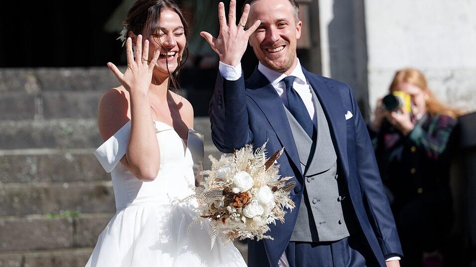 Nach ihrer Hochzeit zeigen Joe und Andrea Laschet stolz ihre Trauringe