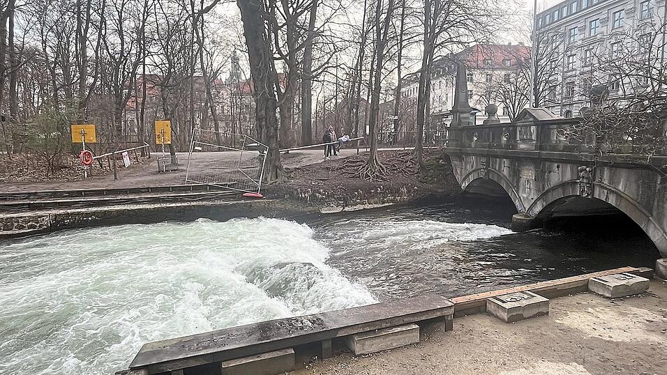Da tut sich wieder ein bisschen was an der Eisbachwelle in letzter Zeit, aber laut Surfern und der Stadt München herrscht Lebensgefahr. Da tut sich wieder ein bisschen was an der Eisbachwelle in letzter Zeit, aber laut Surfern und der Stadt München herrscht Lebensgefahr.