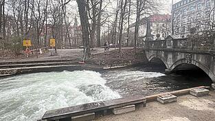 Da tut sich wieder ein bisschen was an der Eisbachwelle in letzter Zeit, aber laut Surfern und der Stadt München herrscht Lebensgefahr. Da tut sich wieder ein bisschen was an der Eisbachwelle in letzter Zeit, aber laut Surfern und der Stadt München herrscht Lebensgefahr.