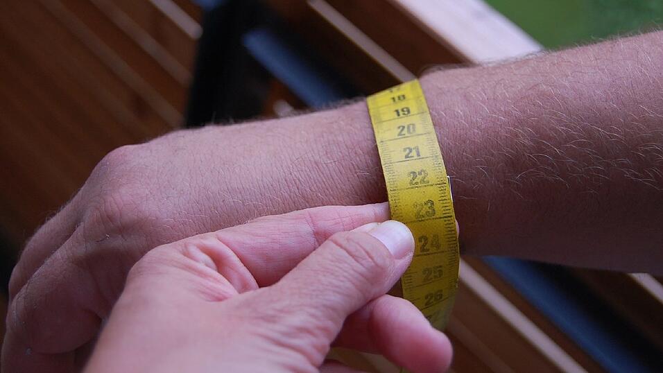 1. Als erstes muss du den Umfang deines Handgelenks mit dem Maßband ausmessen. Leg dazu am Besten einen deiner Finger dazwischen, damit es nicht zu eng wird. Zu dieser Länge muss du dann noch Platz für die Druckknöpfe an beiden Enden dazurechnen. Messe dazu auch vorher die Druckknöpfe ab. Wir haben pro Druckknopfleiste eineinhalb Zentimeter gerechnet, also insgesamt drei Zentimeter zusätzlich zu den 22 Zentimetern Umfang. Das macht insgesamt 25 Zentimeter. 1. Als erstes muss du den Umfang deines Handgelenks mit dem Maßband ausmessen. Leg dazu am Besten einen deiner Finger dazwischen, damit es nicht zu eng wird. Zu dieser Länge muss du dann noch Platz für die Druckknöpfe an beiden Enden dazurechnen. Messe dazu auch vorher die Druckknöpfe ab. Wir haben pro Druckknopfleiste eineinhalb Zentimeter gerechnet, also insgesamt drei Zentimeter zusätzlich zu den 22 Zentimetern Umfang. Das macht insgesamt 25 Zentimeter.