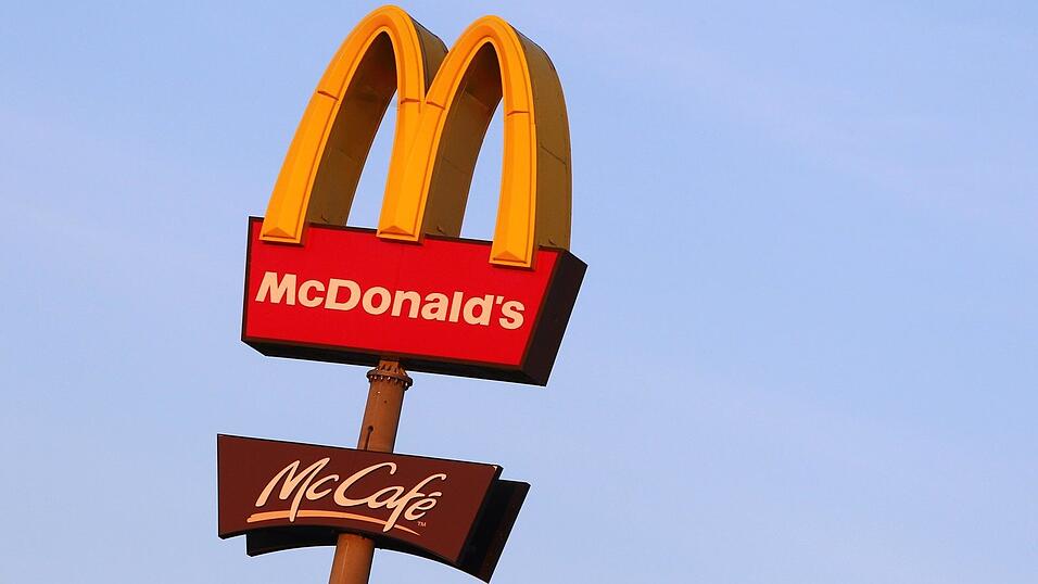 Der Werbepylon für den geplanten McDonald's an der A92 soll 40 Meter hoch werden - einigen Markträten ist das zu hoch. (Symbolbild) Der Werbepylon für den geplanten McDonald's an der A92 soll 40 Meter hoch werden - einigen Markträten ist das zu hoch. (Symbolbild)