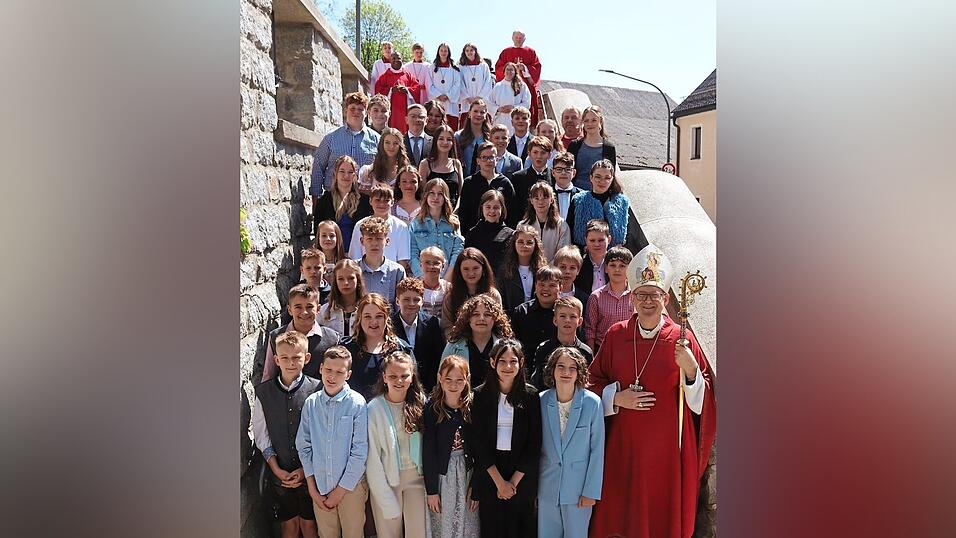 43 Jugendliche aus der ehemaligen Pfarreiengemeinschaft Tiefenbach-Treffelstein-Biberbach empfingen das Sakrament der Firmung. 43 Jugendliche aus der ehemaligen Pfarreiengemeinschaft Tiefenbach-Treffelstein-Biberbach empfingen das Sakrament der Firmung.
