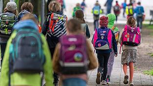 Nach dem Unterricht geht es für viele Grundschulkinder in den Hort oder die Mittagsbetreuung. Laut einer Umfrage des Forschungsinstituts Prognos besuchten bereits 2023 über 60 Prozent der Grundschüler in Bayern ein ganztägiges Betreuungsangebot.
