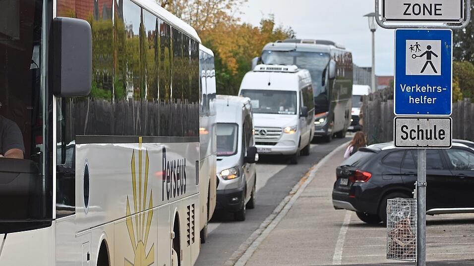 So läuft es jeden Tag ab: In der Martinstraße reihen sich die Busse und versperren die Durchfahrt für 15 oder 20 Minuten.
