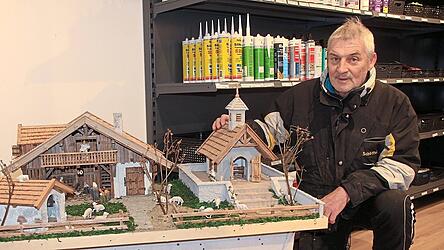 Ulli Kreitinger zeigt eine von ihm gebaute Krippe.