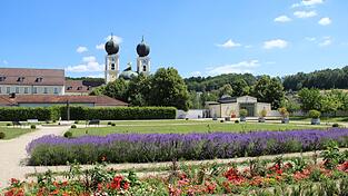 Im wunderbaren Ambiente des Prälatengartens findet am 28. September der Michaelimarkt statt.