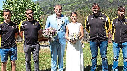 Das strahlende Brautpaar Kerstin und Wolfgang Schmid mit den Fu&szlig;ballern des SC Arrach.