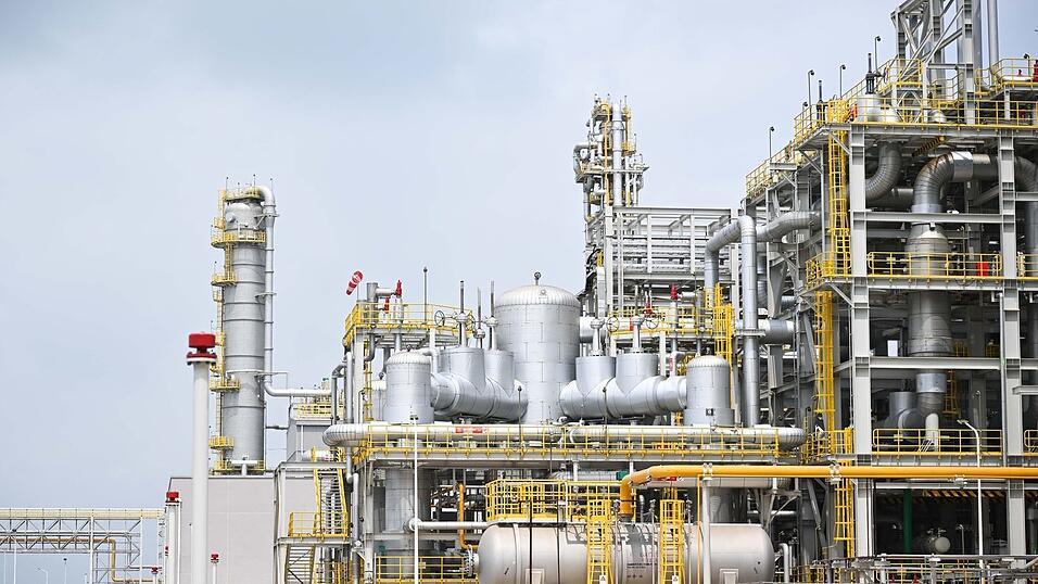 BASF hat ein riesiges Werk in China errichtet - auf den Markt will der Konzern nicht verzichten BASF hat ein riesiges Werk in China errichtet - auf den Markt will der Konzern nicht verzichten