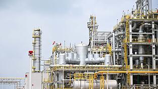 BASF hat ein riesiges Werk in China errichtet - auf den Markt will der Konzern nicht verzichten BASF hat ein riesiges Werk in China errichtet - auf den Markt will der Konzern nicht verzichten