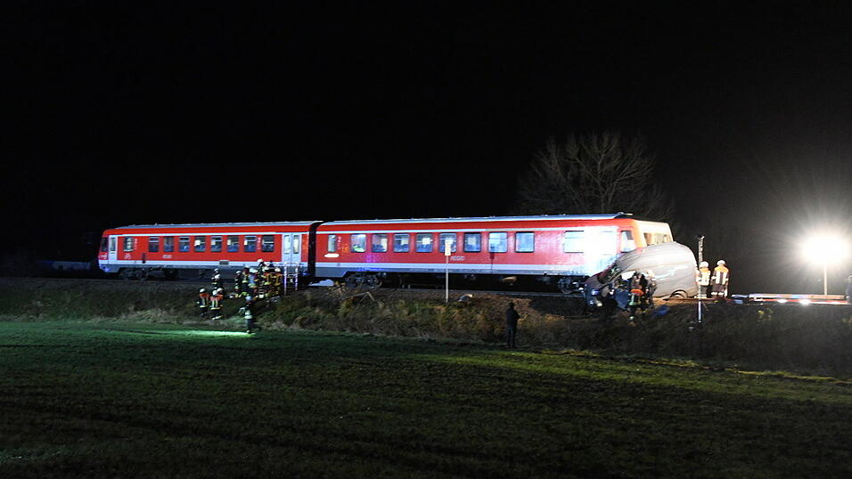 Ein Transporter wurde am Mittwochabend von einer Regionalbahn erfasst.