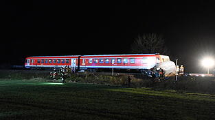 Ein Transporter wurde am Mittwochabend von einer Regionalbahn erfasst.