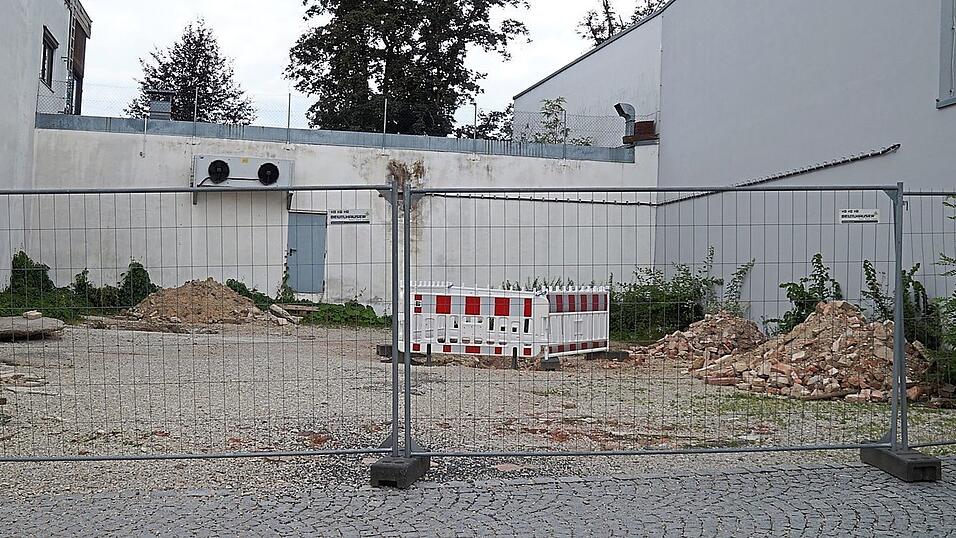 Mit einem Bauzaun ist das Gelände derzeit abgesperrt. Mit einem Bauzaun ist das Gelände derzeit abgesperrt.