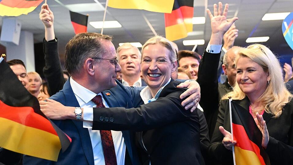 Parteichefin Alice Weidel (M.), neben Co-Vorsitzendem Tino Chrupalla (l.), betont weiterhin in Richtung der Unionsparteien: 'Unsere Hand wird ausgestreckt sein.'