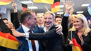 Parteichefin Alice Weidel (M.), neben Co-Vorsitzendem Tino Chrupalla (l.), betont weiterhin in Richtung der Unionsparteien: 'Unsere Hand wird ausgestreckt sein.'