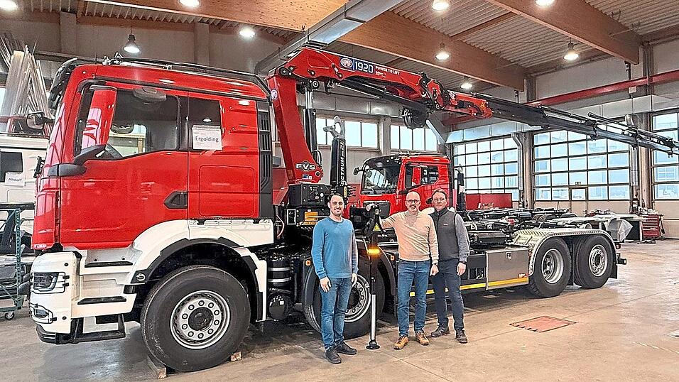 Der Kommandant der FFW Ergolding, Michael Bruckmoser, Bürgermeister Strauß und Kreisbrandinspektor Günter Deller besichtigen die Wechselladefahrzeuge der FFW Ergolding und Piflas beim Aufbauhersteller Halbinger in Schwarzersdorf. Der Kommandant der FFW Ergolding, Michael Bruckmoser, Bürgermeister Strauß und Kreisbrandinspektor Günter Deller besichtigen die Wechselladefahrzeuge der FFW Ergolding und Piflas beim Aufbauhersteller Halbinger in Schwarzersdorf.