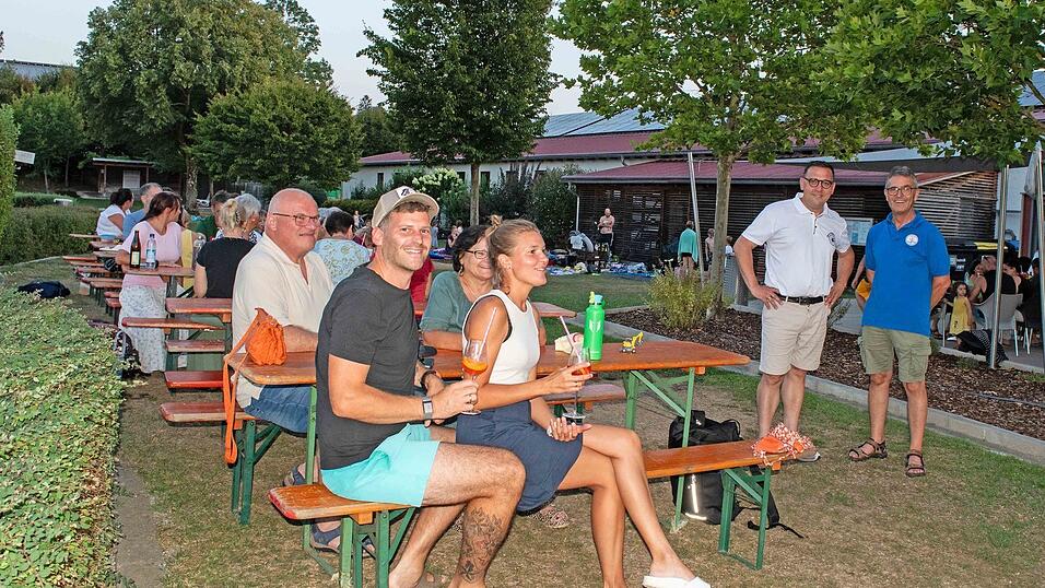 Der Vorsitzende der Schwimmbadfreunde, Josef Zitzelsberger, sowie Bürgermeister Christoph Brunner und Marktrat Thomas Steinbeißer zeigten sich erfreut über die gute Resonanz. Der Vorsitzende der Schwimmbadfreunde, Josef Zitzelsberger, sowie Bürgermeister Christoph Brunner und Marktrat Thomas Steinbeißer zeigten sich erfreut über die gute Resonanz.