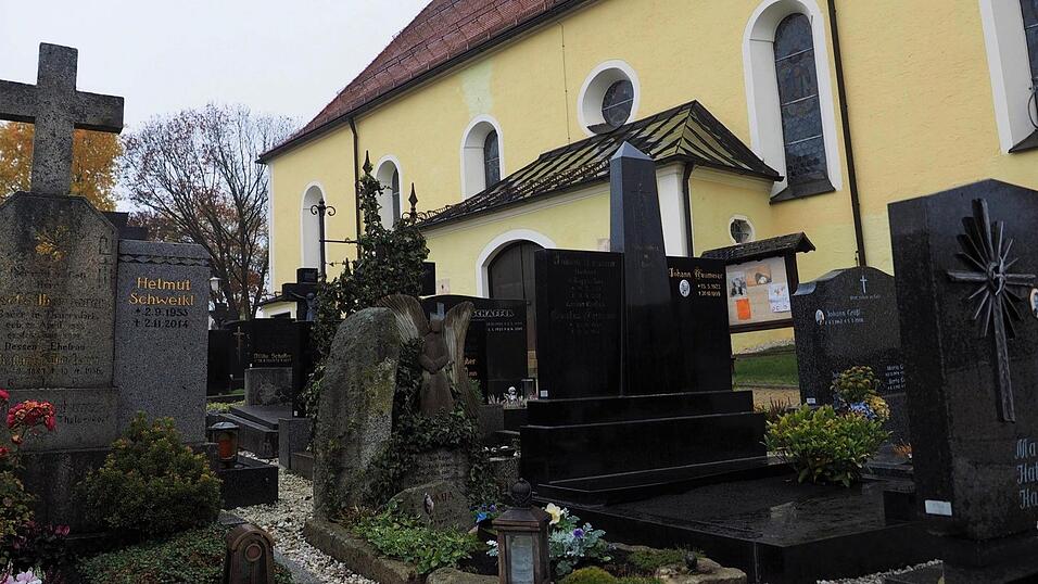 In Arnbruck werden an Allerheiligen auf dem Friedhof Grablichter und Weihwasser gesegnet. In Arnbruck werden an Allerheiligen auf dem Friedhof Grablichter und Weihwasser gesegnet.