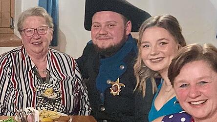 Stolz zeigt sich Ehrenvorsitzende Antonie Ostermeier mit ihrem Enkel Prinz Engelbert I. und Enkelin sowie Hofdame Teresa (2.v.r).