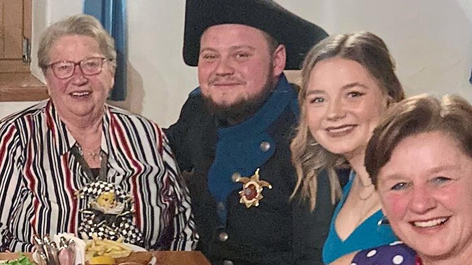 Stolz zeigt sich Ehrenvorsitzende Antonie Ostermeier mit ihrem Enkel Prinz Engelbert I. und Enkelin sowie Hofdame Teresa (2.v.r). Stolz zeigt sich Ehrenvorsitzende Antonie Ostermeier mit ihrem Enkel Prinz Engelbert I. und Enkelin sowie Hofdame Teresa (2.v.r).