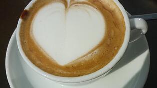 Sich mit einem Kaffee in die Sonne stellen? Daf&uuml;r braucht es nicht zwingend eine Variante 'to go'.