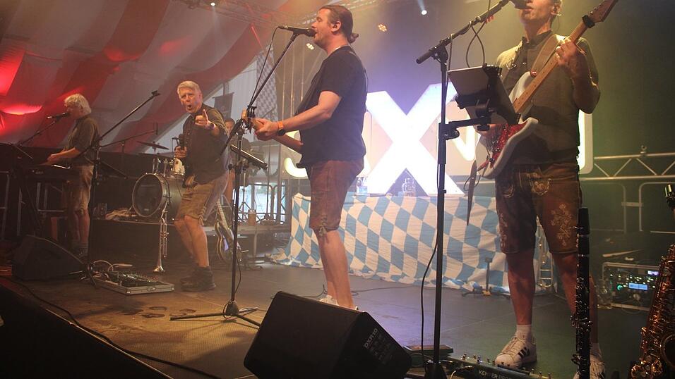 „SaXndi“ bringt am Samstag Stimmung in das Zelt. „SaXndi“ bringt am Samstag Stimmung in das Zelt.