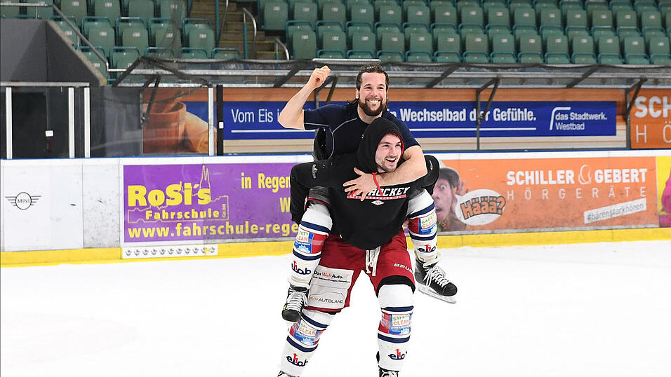 Der Deggendorfer SC hat das ostbayerische Derby bei den Eisbären Regensburg gewonnen. Der Deggendorfer SC hat das ostbayerische Derby bei den Eisbären Regensburg gewonnen.