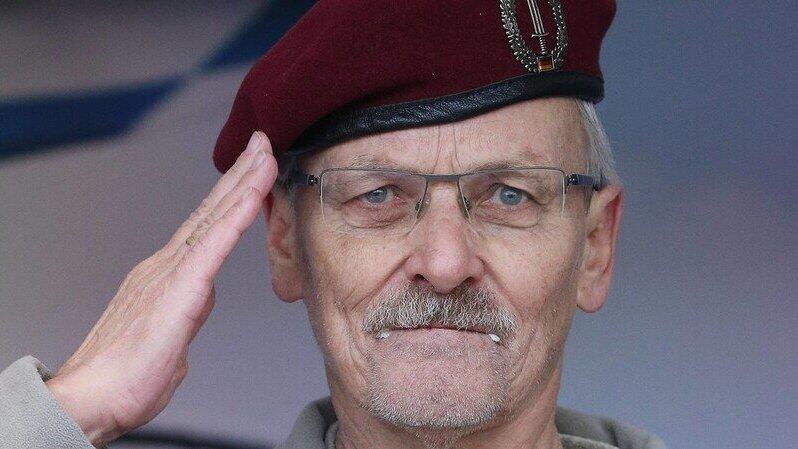 Der ehemalige Bundeswehr-Oberst a. D. Maximilian Eder soll Mitglied einer mutmaßlichen 'Reichsbürger'-Terrororganisation um Heinrich XIII. Prinz Reuß gewesen sein. Der ehemalige Bundeswehr-Oberst a. D. Maximilian Eder soll Mitglied einer mutmaßlichen 'Reichsbürger'-Terrororganisation um Heinrich XIII. Prinz Reuß gewesen sein.