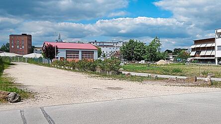 Über die Von-Heyden-Straße soll das belastete Erdreich vom Werksgelände der ehemaligen Chemiefirma transportiert werden. Das betroffene Grundstück grenzt direkt an das Tegernheimer Gewerbegebiet.