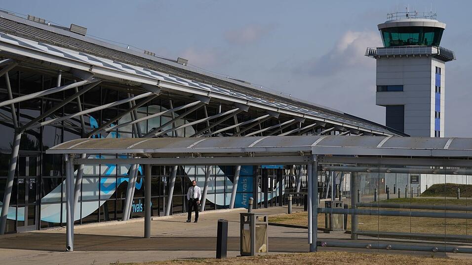 Der Flughafen London Southend bleibt nach dem Absturz eines Geschäftsflugzeugs vorübergehend geschlossen. Der Flughafen London Southend bleibt nach dem Absturz eines Geschäftsflugzeugs vorübergehend geschlossen.