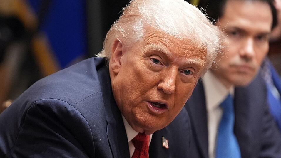 Trump wurde auf seine frühere Äußerung angesprochen, dass die Ukraine von Russland besetzte Gebiete zurückgewinnen könnte. Trump wurde auf seine frühere Äußerung angesprochen, dass die Ukraine von Russland besetzte Gebiete zurückgewinnen könnte.