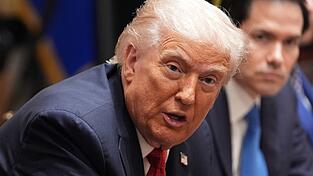 Trump wurde auf seine frühere Äußerung angesprochen, dass die Ukraine von Russland besetzte Gebiete zurückgewinnen könnte.