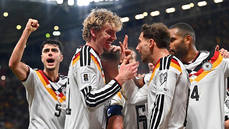 Nick Woltemade (2. v.l.) bejubelt den nächsten Treffer mit seinen Kollegen. Nick Woltemade (2. v.l.) bejubelt den nächsten Treffer mit seinen Kollegen.