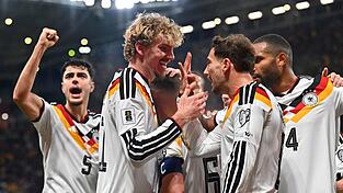 Nick Woltemade (2. v.l.) bejubelt den nächsten Treffer mit seinen Kollegen. Nick Woltemade (2. v.l.) bejubelt den nächsten Treffer mit seinen Kollegen.