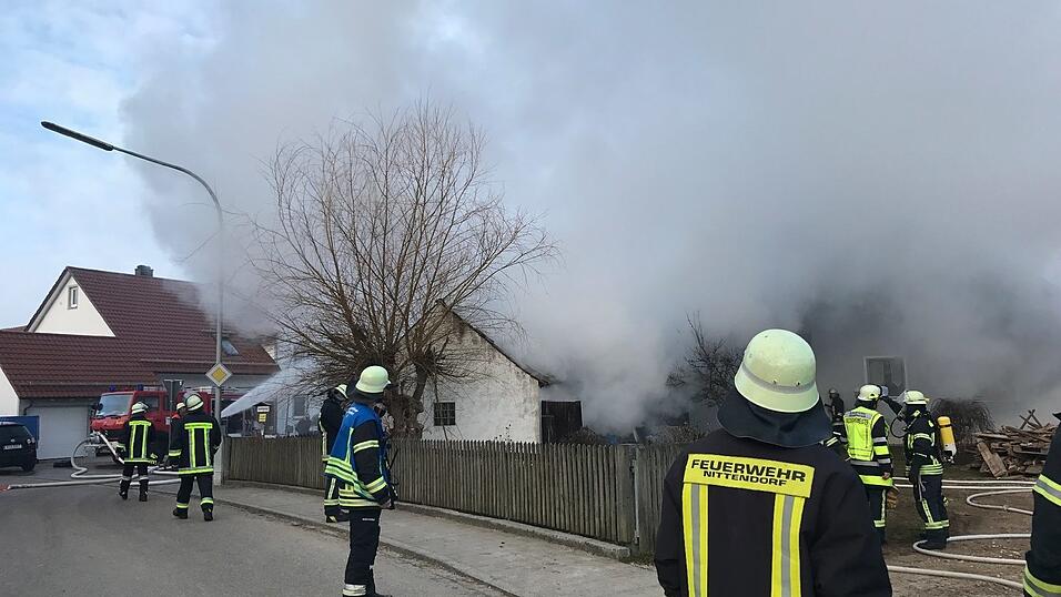 In Thumhausen bei Nittendorf fing eine Scheune Feuer.