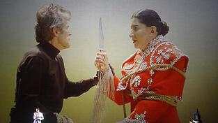 '7 Deaths of Maria Callas' verbindet Opernarien mit Filmen und einer Performance: Nadeszhda Karyazina singt die Habanera aus 'Carmen', ganz rechts schläft Marina Abramovic als Callas, in der Projektion kämpfen Mann und Frau (Willem Dafoe und Marina Abramovic) gegeneinander, miit tödlichen Ausgang. '7 Deaths of Maria Callas' verbindet Opernarien mit Filmen und einer Performance: Nadeszhda Karyazina singt die Habanera aus 'Carmen', ganz rechts schläft Marina Abramovic als Callas, in der Projektion kämpfen Mann und Frau (Willem Dafoe und Marina Abramovic) gegeneinander, miit tödlichen Ausgang.