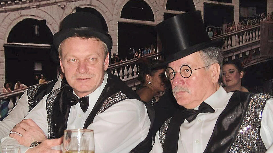 Er geht gern auf Faschingsb&auml;lle, hat dabei aber lieber 'minimalistisch' verkleidet Spa&szlig;: Alois Rainer (links; hier im Bild zusammen mit seinem leider bereits verstorbenen Schwager Johann Romig)