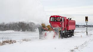 In den vergangenen Tagen waren Schneeverwehungen ein Problem f&uuml;r die Bahn - nun droht gefrierender Regen.