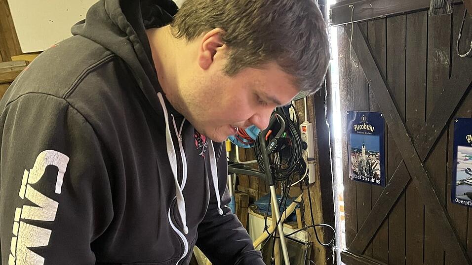 Patrick backt kleinere Brötchen: Ein Stifthalter soll es werden. Zu Beginn bearbeitet er das Holz mit einem Winkelschleifer. Patrick backt kleinere Brötchen: Ein Stifthalter soll es werden. Zu Beginn bearbeitet er das Holz mit einem Winkelschleifer.