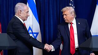 US-Präsident Donald Trump (r.) spricht eine Wahlempfehlung für den israelischen Ministerpräsidenten Benjamin Netanjahu (l.) aus. (Archivbild) US-Präsident Donald Trump (r.) spricht eine Wahlempfehlung für den israelischen Ministerpräsidenten Benjamin Netanjahu (l.) aus. (Archivbild)