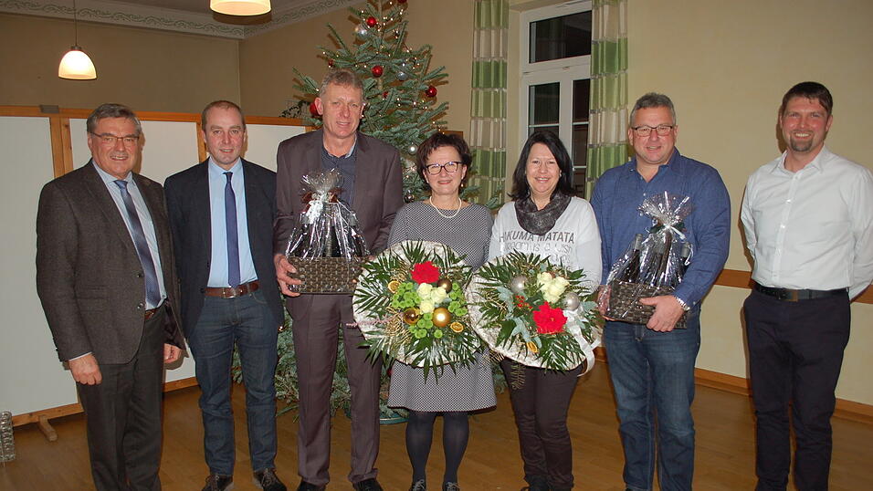 Bürgermeister Josef Hopfensperger (v.l.), 2. Bürgermeister Martin Hiergeist, Bernhard Sandner, Inge Roglmeier, Dunja Werner, Helmut Weichselgartner und Personalratsvorsitzender Thomas Singer. Bürgermeister Josef Hopfensperger (v.l.), 2. Bürgermeister Martin Hiergeist, Bernhard Sandner, Inge Roglmeier, Dunja Werner, Helmut Weichselgartner und Personalratsvorsitzender Thomas Singer.