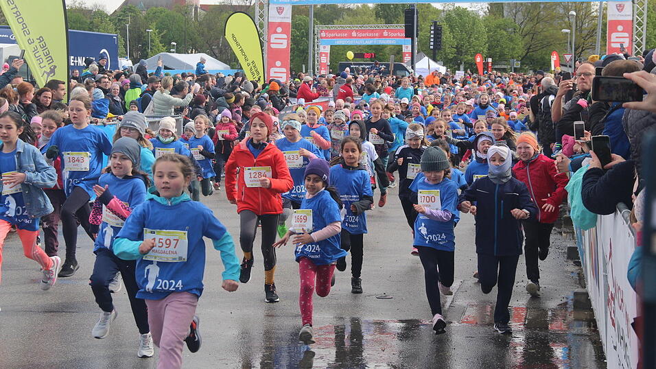 Nasskaltes Aprilwetter lässt die jungen Straubinger Läufer kalt.