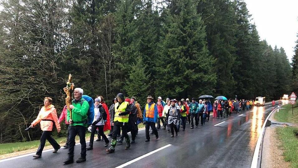 Auch der Regen konnte die Pilger im vergangenen Jahr nicht von der Fußwallfahrt abhalten. Auch der Regen konnte die Pilger im vergangenen Jahr nicht von der Fußwallfahrt abhalten.
