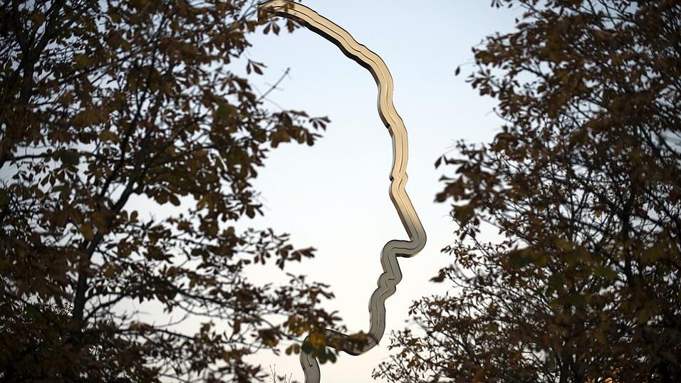 Das Georg-Elser-Denkmal in Berlin stellt die Silhouette des ermordeten NS-Gegners dar. (Archiv)