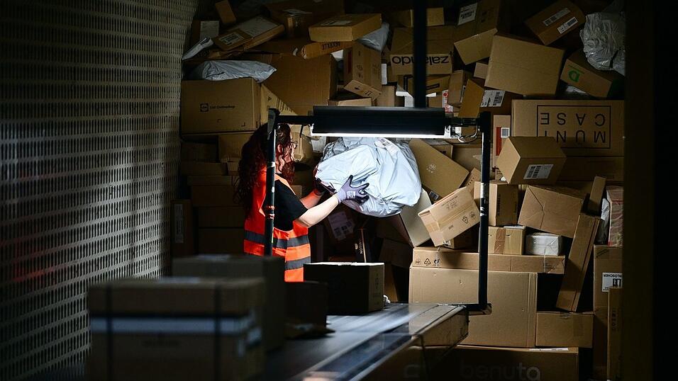 In der Vorweihnachtszeit sind die Paketmassen besonders groß. In der Vorweihnachtszeit sind die Paketmassen besonders groß.