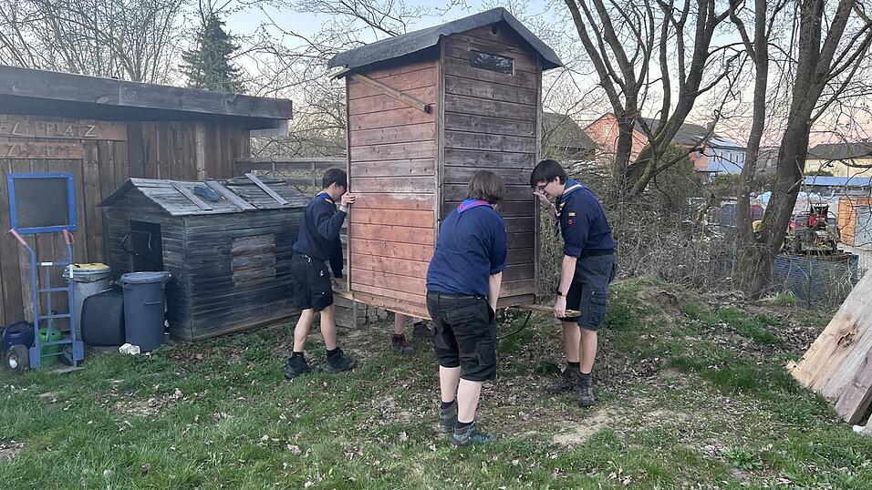 Holzbauten wurden umgestellt und die Fl&auml;che begradigt.